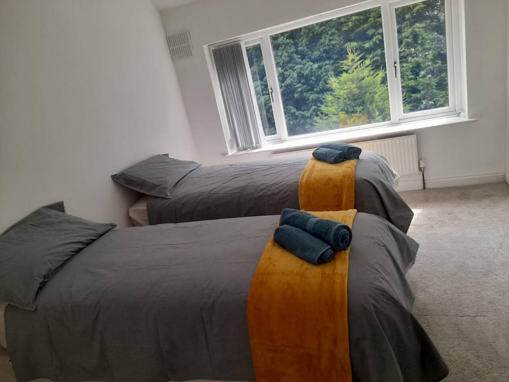 Beautiful Modern 3-bed House in Birmingham view 5