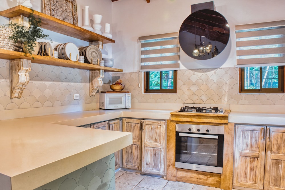 Casa Bonita - 5BR With Pool Walk to Beach