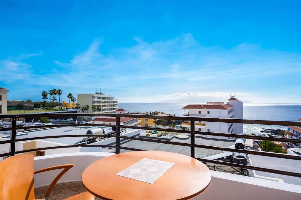 Apartment Edith - Ocean View Just Above the Beach