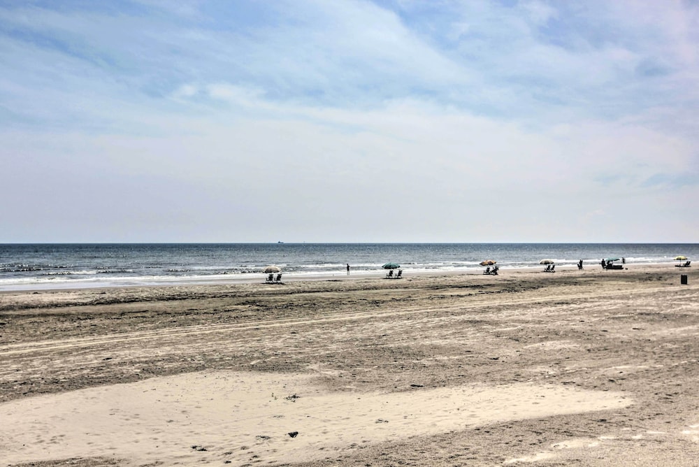 Stroll to Shore: Gem w/ Pool Access in Galveston