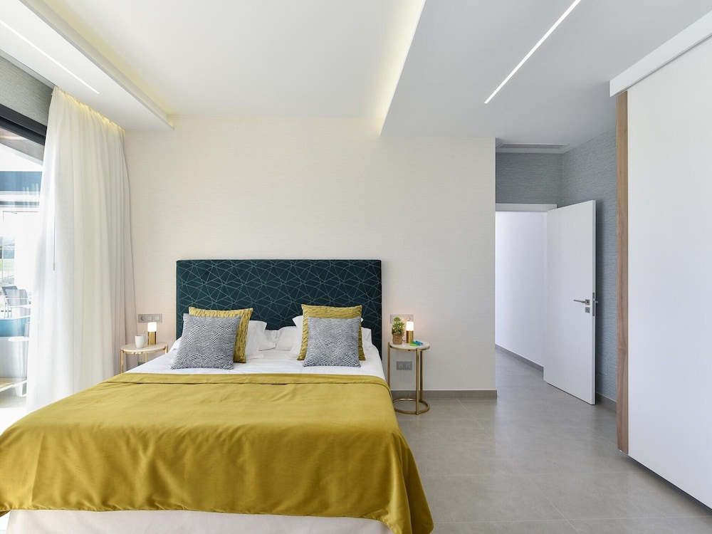 Villa in Salobre With Pool & Golf Nearby