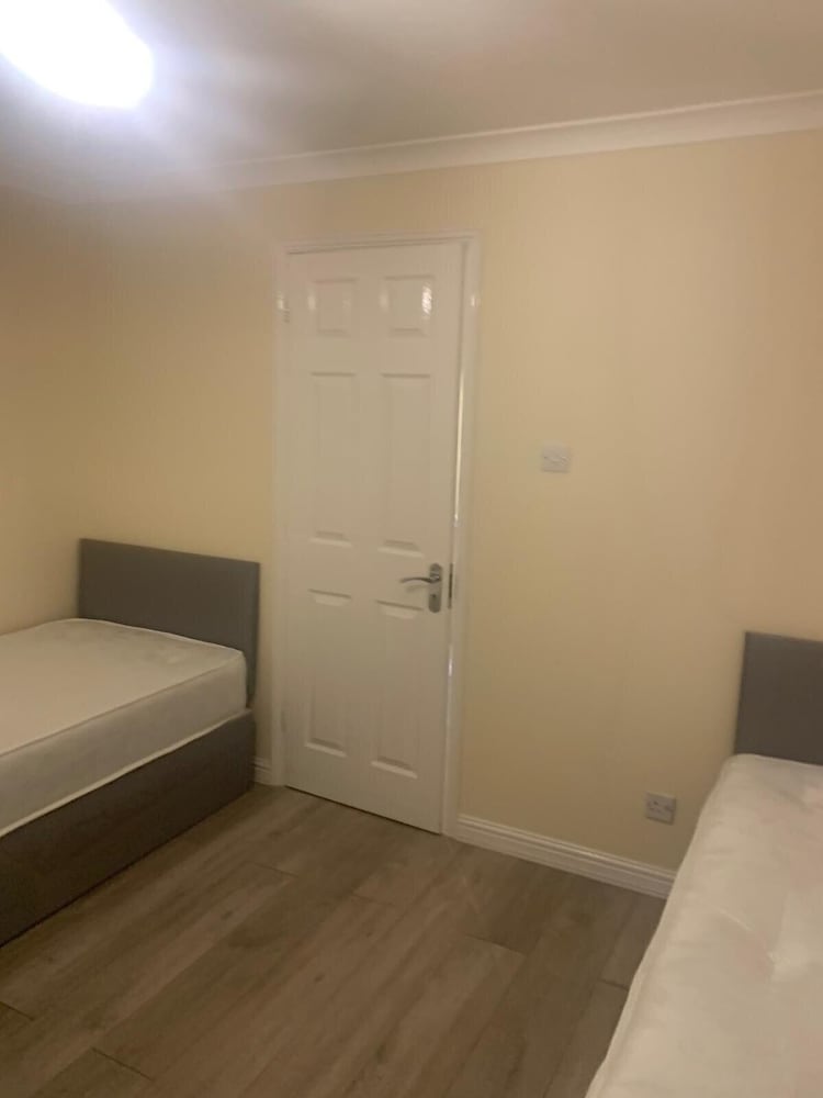 2 Bedroom House - Sleeps 5 - Free Parking, Wifi