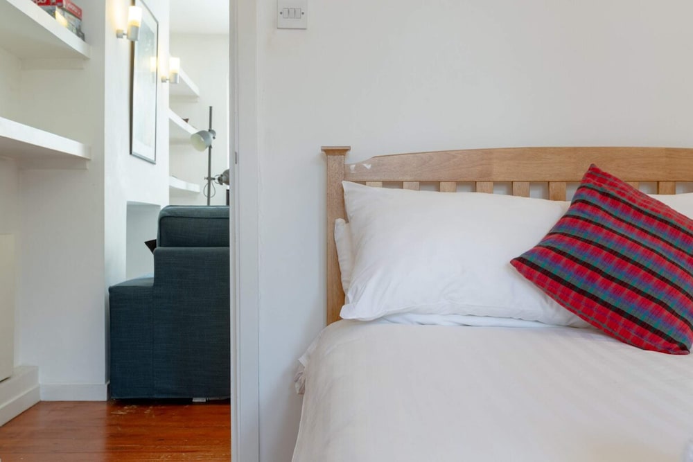 Fantastic and Bright 1 Bedroom Garden Flat