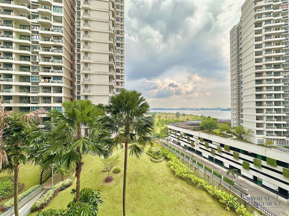 Country Garden Danga Bay Sea View Homestay by Stayrene
