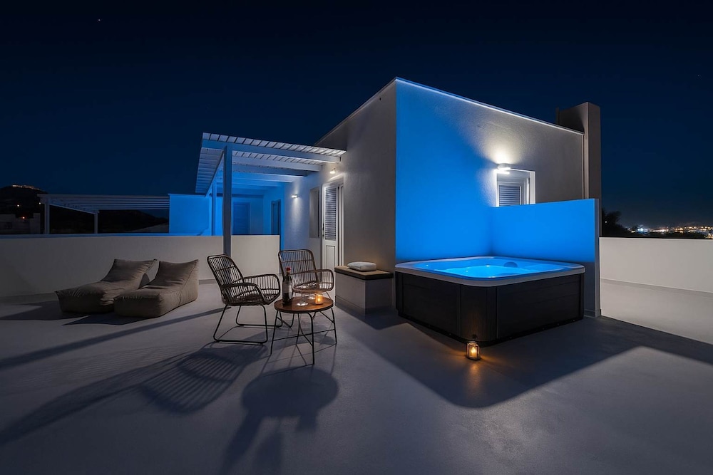 Golden Sunrise Suites - Santorini Lux Family Suite