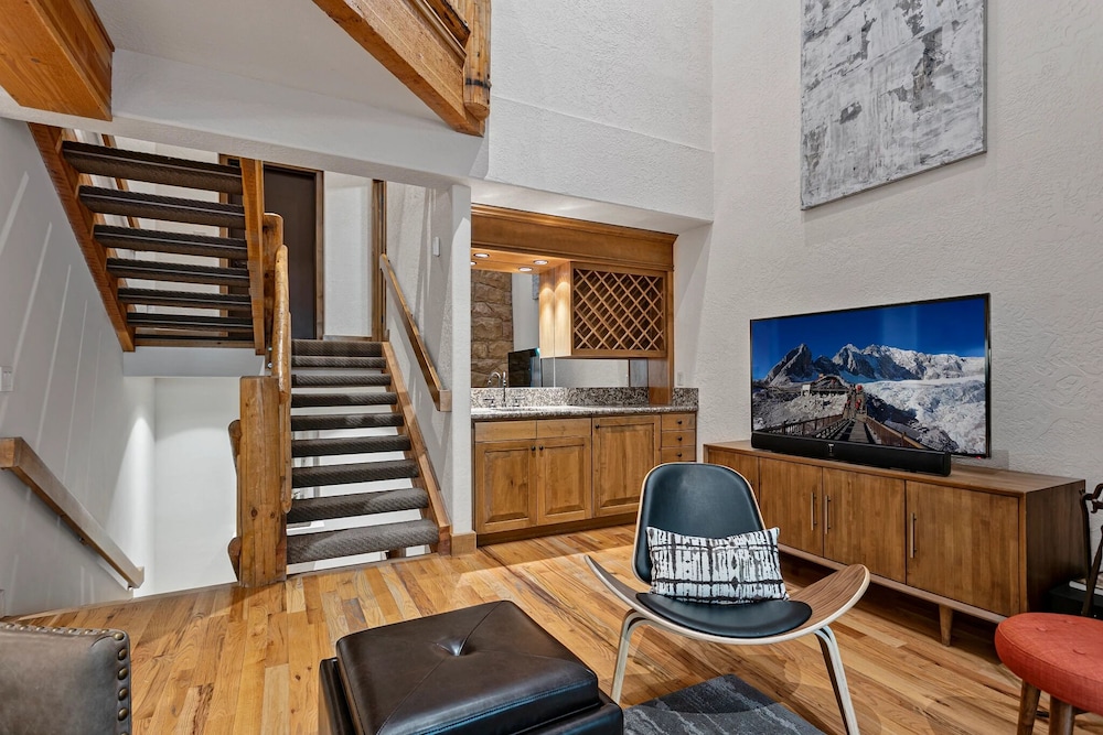 Sterling Lodge at Deer Valley Resort - Three Bedroom Condo with Hot Tub #111 3 Condo