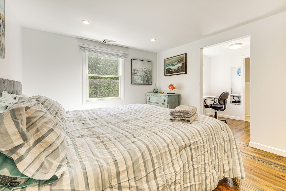 3 Mi to Mashpee Commons: Family Home w/ Fireplace