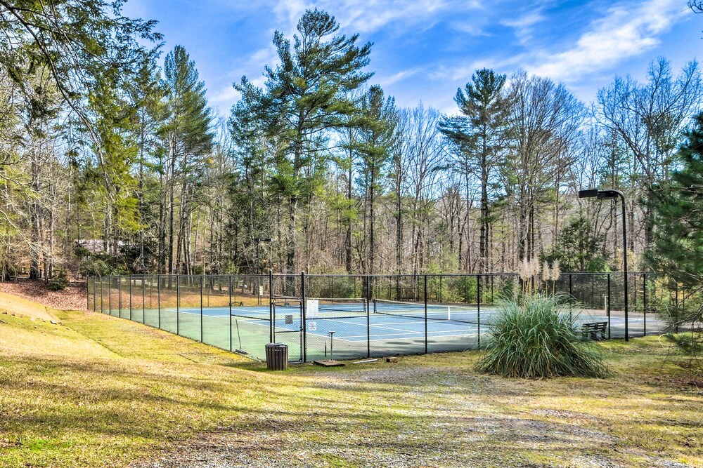 10 Mi to Dtwn: Home w/ Spacious Patio in Ellijay!