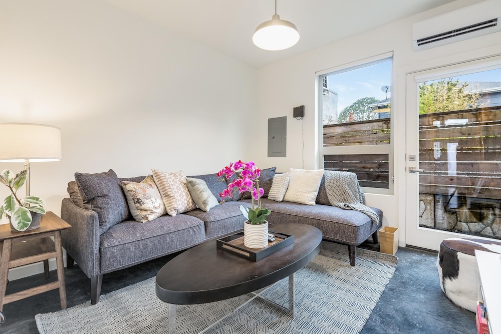 2BR 2BA The Ballard Modish Seattle Location With Rooftop View view 3