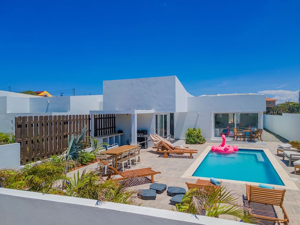 3BR 3BA Newly Built w Private Pool 5 min 2 Beach