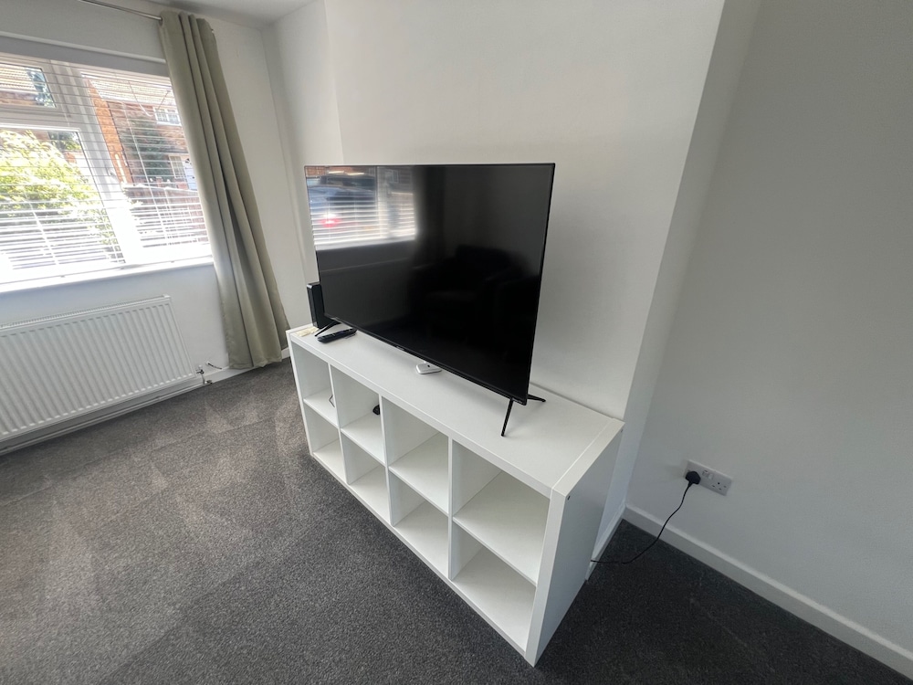 3 Bedroom House - Sleeps 6 & Free Parking