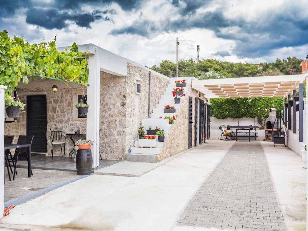 Charming Retreat With Lush Garden, BBQ & Sunlit Terrace Near Bibinje Beaches