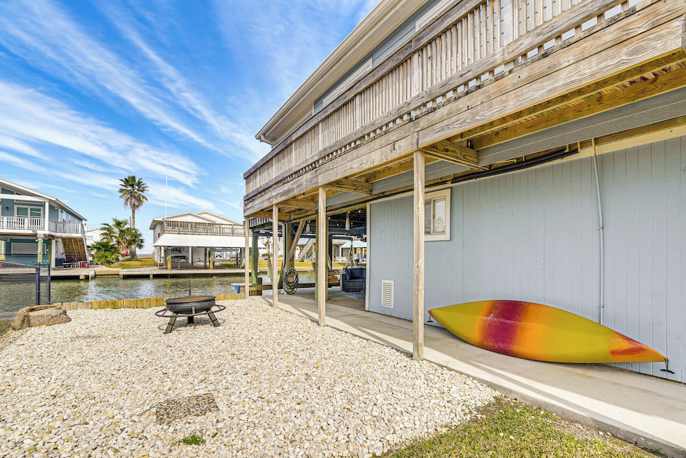 Canal-front Gem in Galveston: Fish, Crab & Unwind