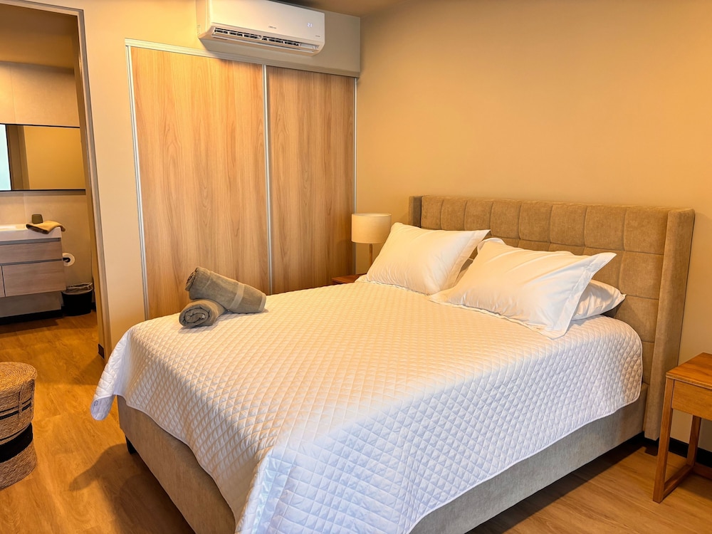 BEE Suites San José - Santa Ana
