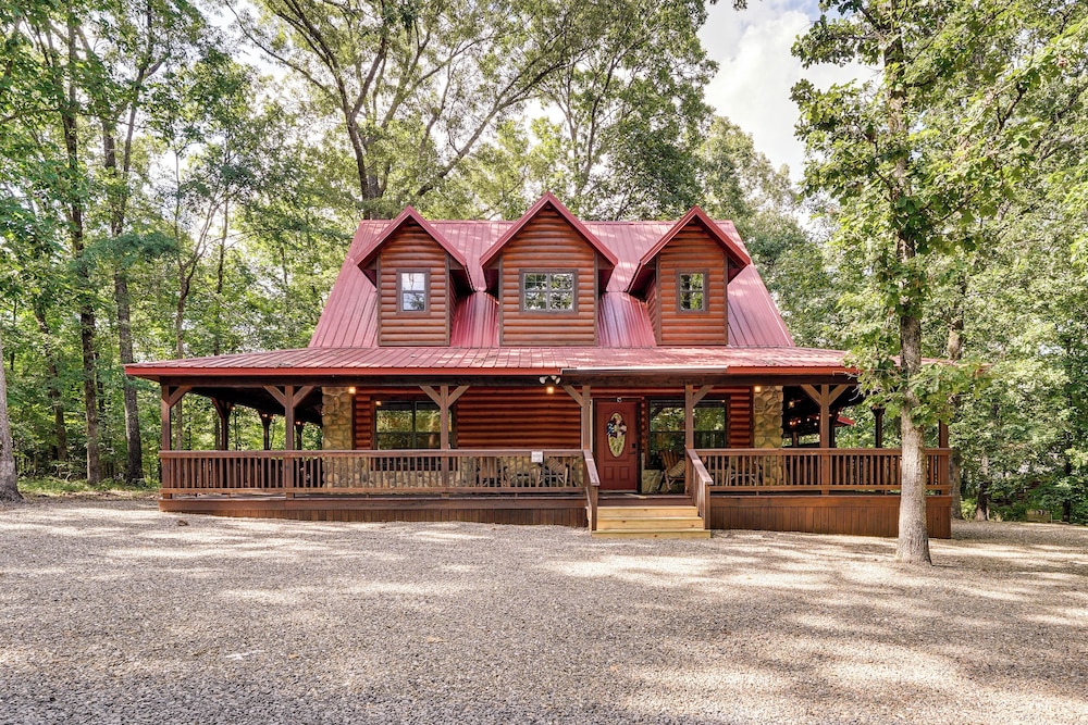 Hot Tub + Game Room: Family Retreat in Broken Bow