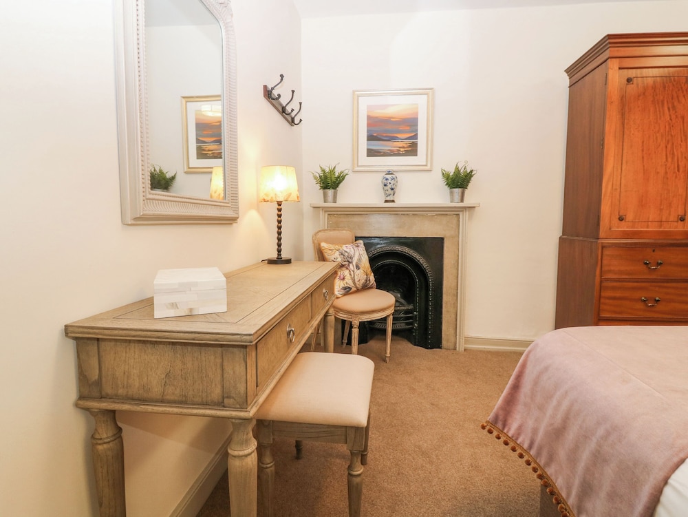 Pear Cottage - Priorwood Garden