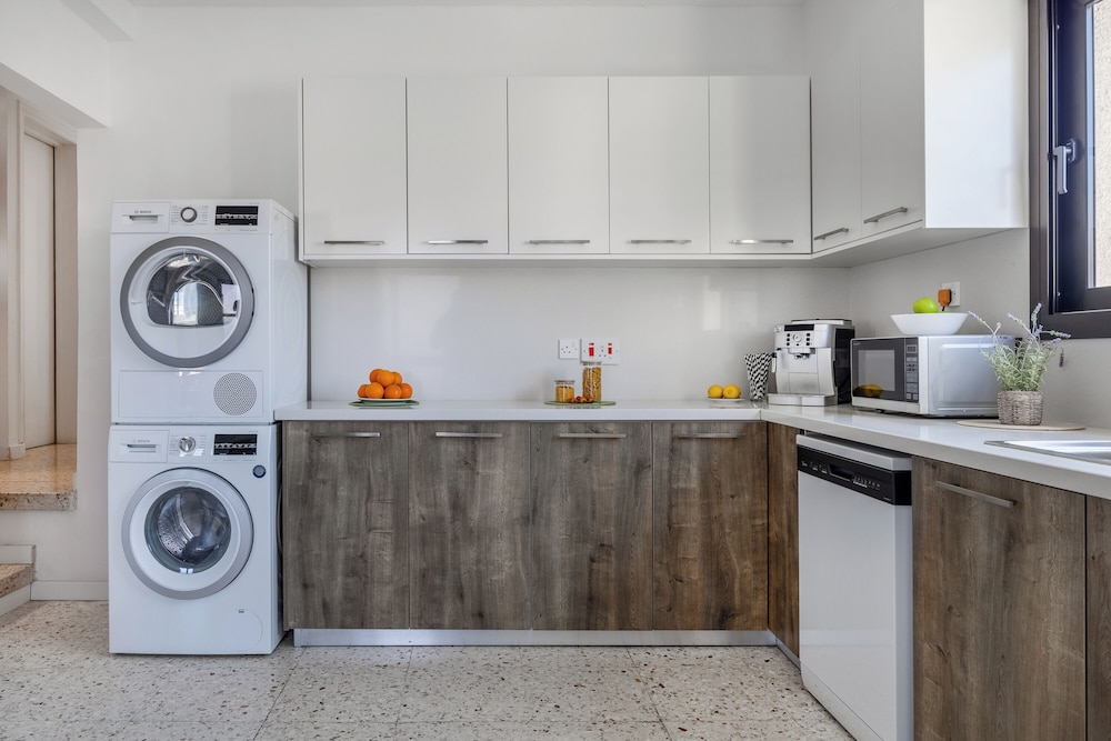 Trygoni Court - Elegant Downtown 3-bdr Apartment
