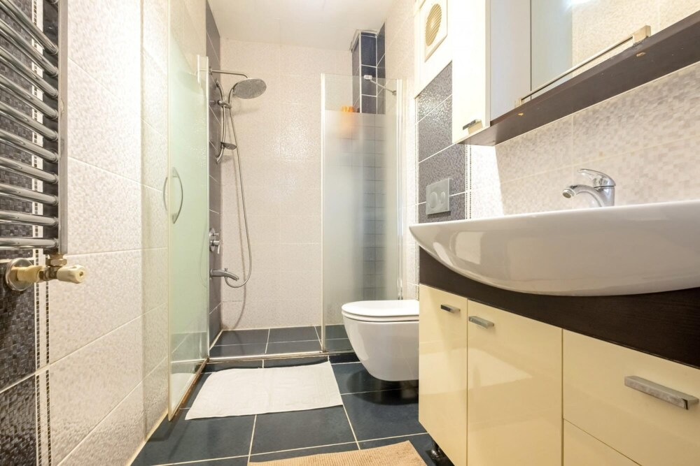 Flat With Garden Close to Coast in Uskudar
