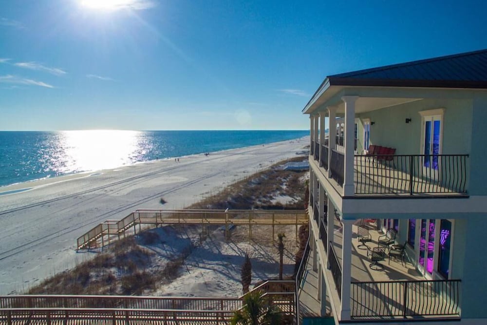 5 O'Clock Somewhere 8 Bedroom Holiday Home by Five Star Properties