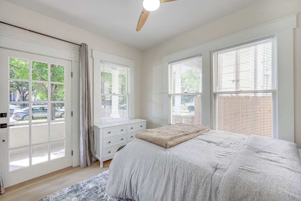 1 Mi to Dtwn: Family Home in San Antonio!