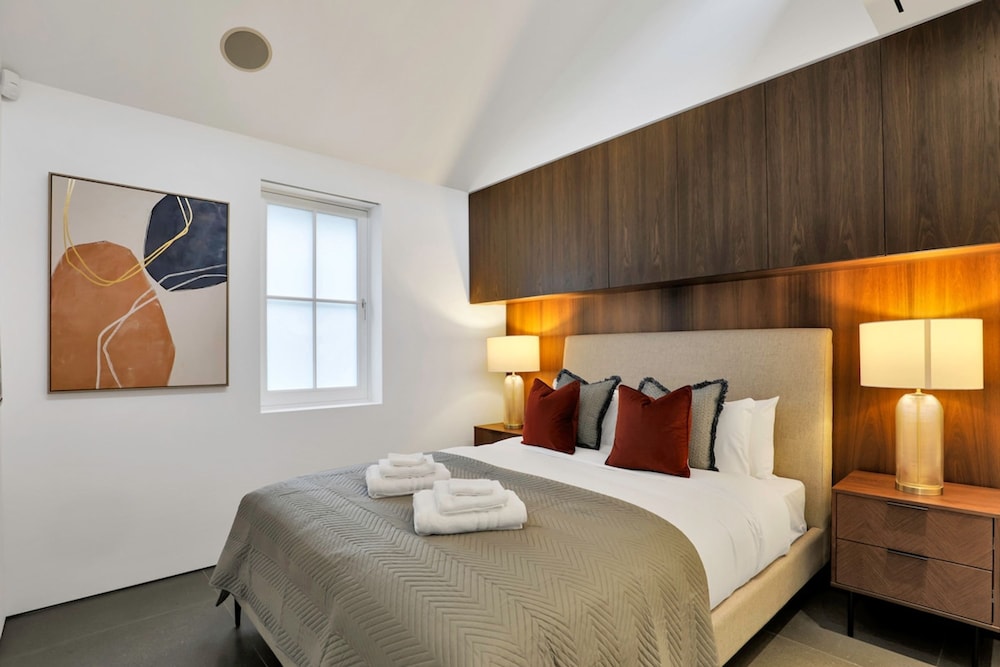 Paddington Luxury 3-bed Mews Private Cinema Gym