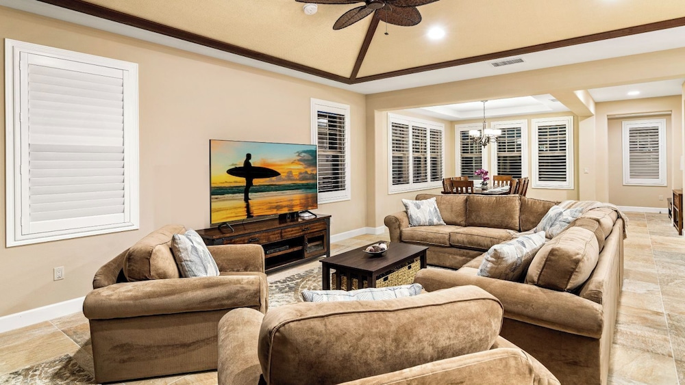 Private Yard and Outdoor Area - AC & Shared Pool - Golf Views - Vrkcv