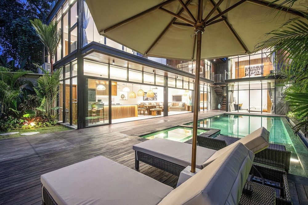 Elegant 6BR Canggu Villa Steps From the Ocean