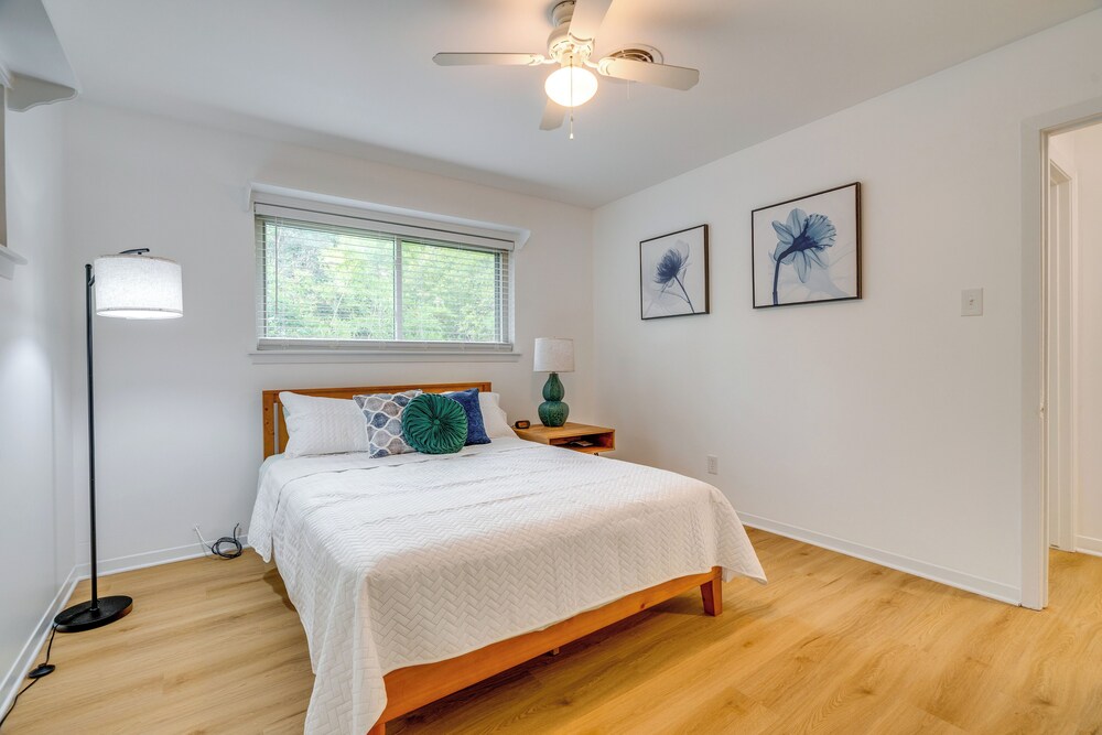 Walk to UT Austin! Charming Duplex w/ Game Room