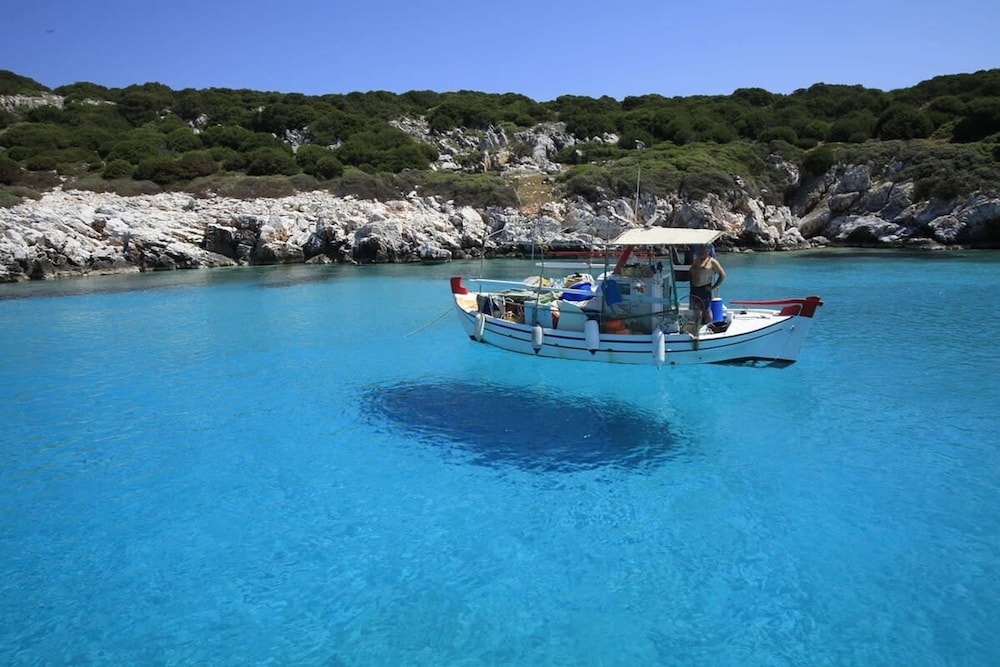 Skyros Luxury Poolside Getaway