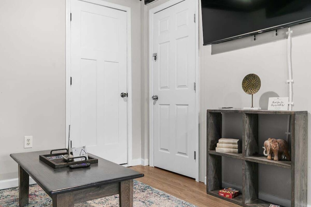 Broadmoor Bungalow - Unit B