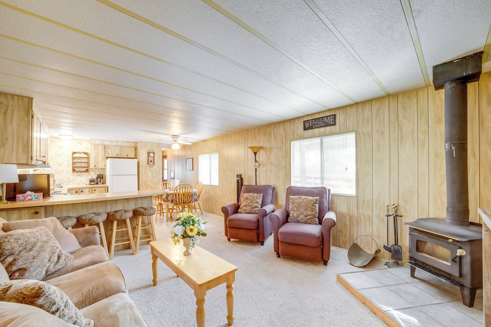 Near Hiking Trails: Tranquil Cabin in Munds Park!