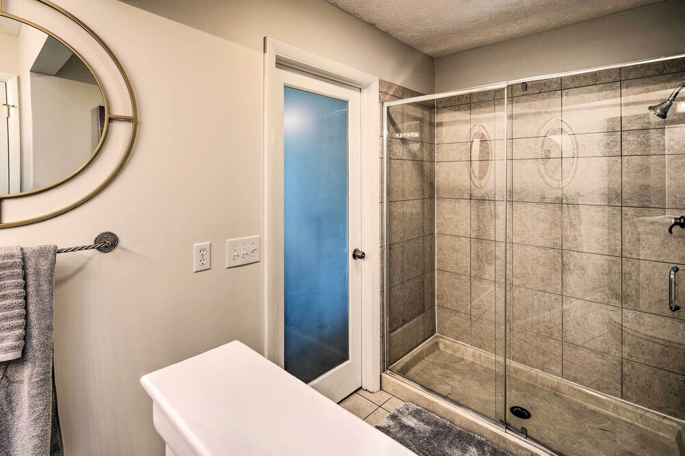 Laurel Park Home: 2 Mi to Downtown Hendersonville view 5