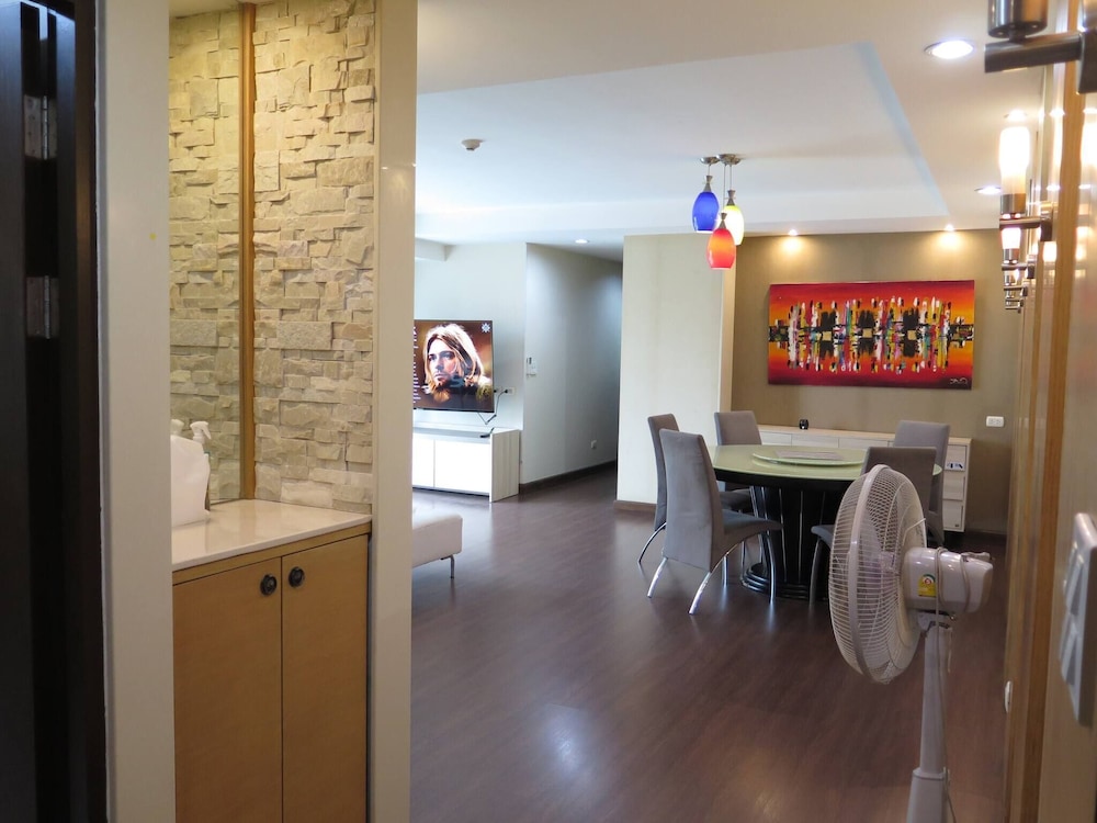 4B - 2 Bedroom Downtown Apartment With Shared Pool