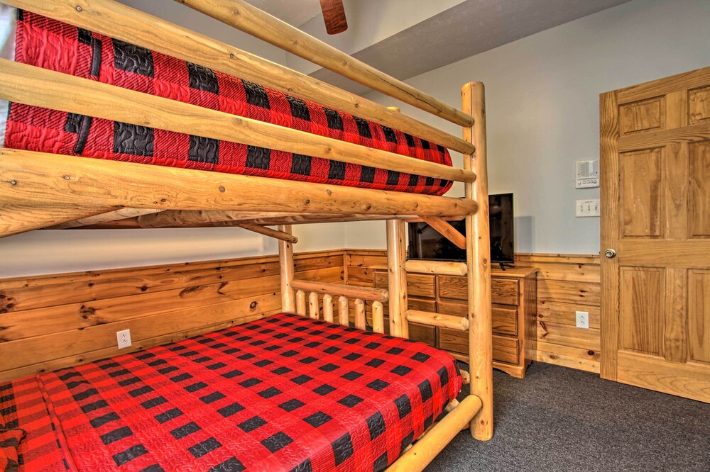 Charming Cabin in the Smokies: Hot Tub & Game Room view 4