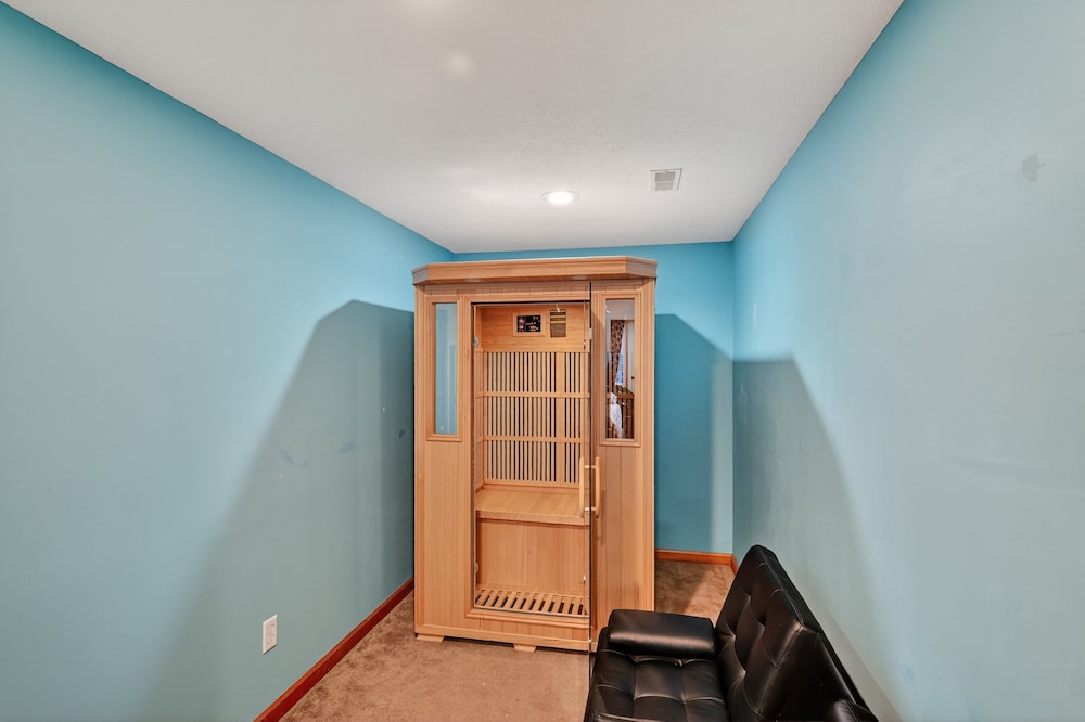 Cozy Retreat With Hot Tub In Peaceful Goshen 4 Bedroom Home