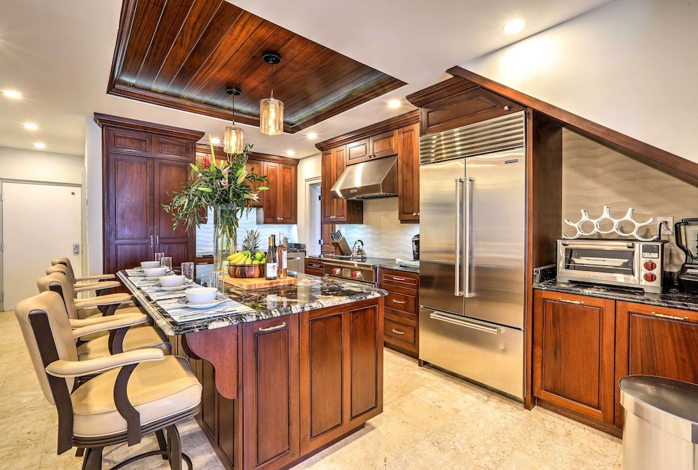 Walk to Beach: St Thomas Condo w/ Balconies