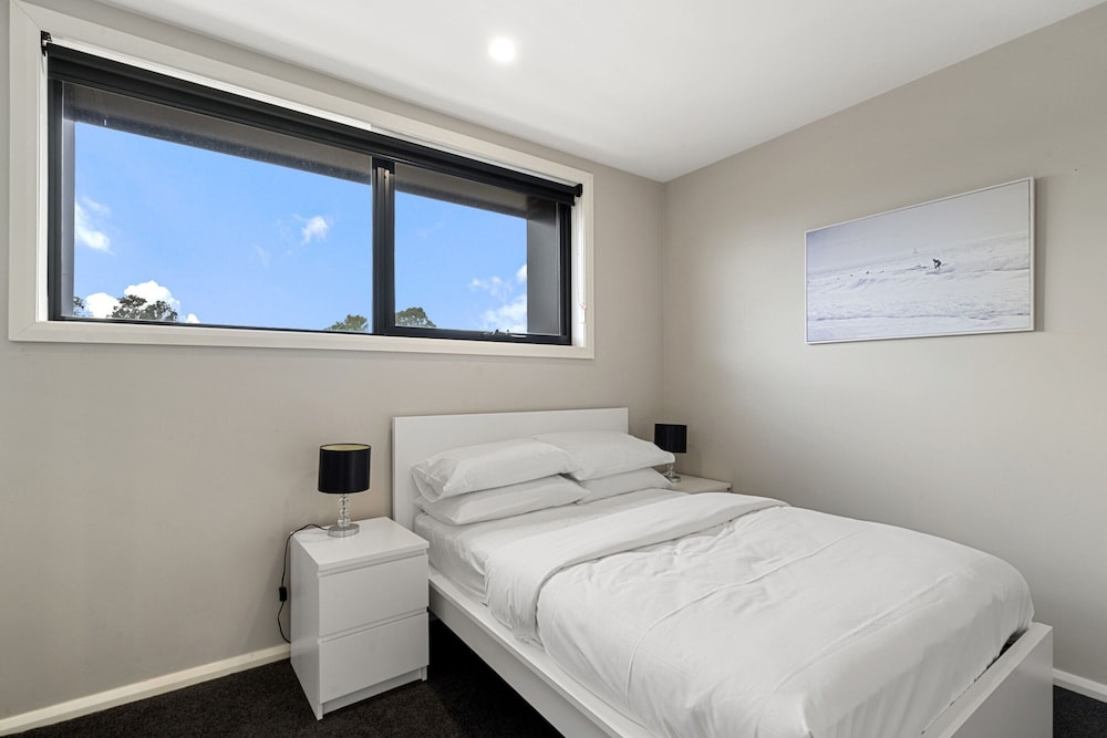 Modern 3-bedroom Townhouse in Quiet Greenway