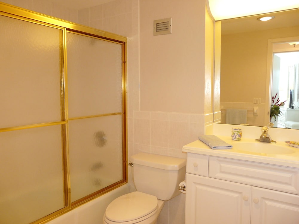Sunny Beachfront Condo With Pool and Sw-facing Balcony