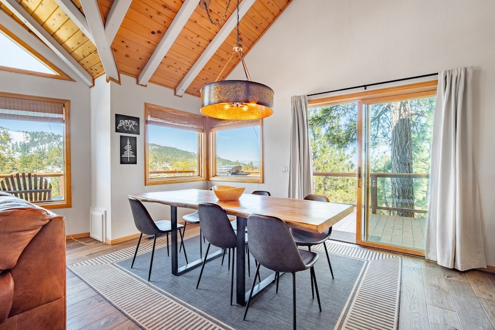 Endless View Lodge by Avantstay Incredible Views Close To Bear Mountain Ski Resort w Hot Tub