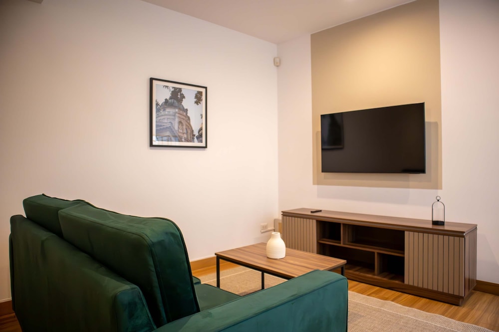 w Striking 1BR in Miraflores