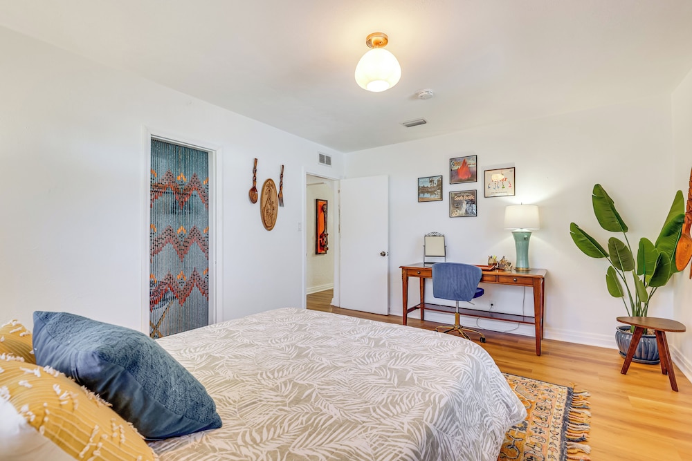 3 Mi to Dtwn: Tampa Cottage w/ Fire Pit!