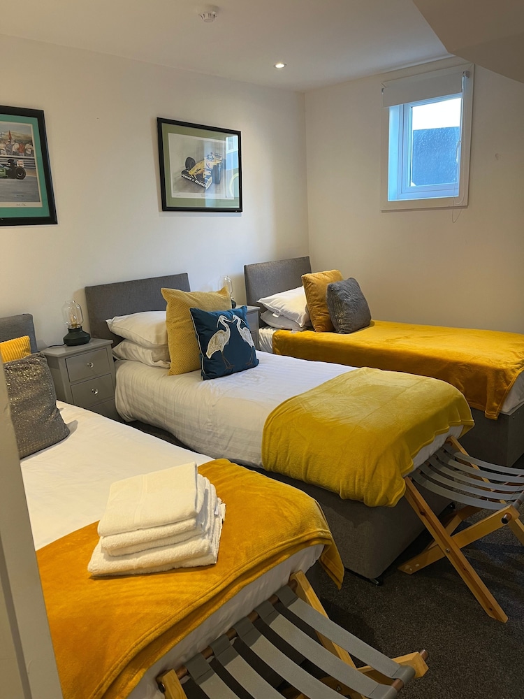 Duplex Barge Cinema Room 6 Ensuite Double-triple Bedrooms Great Social Spaces view 2