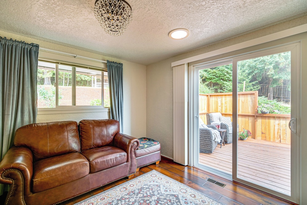 4 Mi to River: Umpqua Valley Villa w/ Fire Pit!