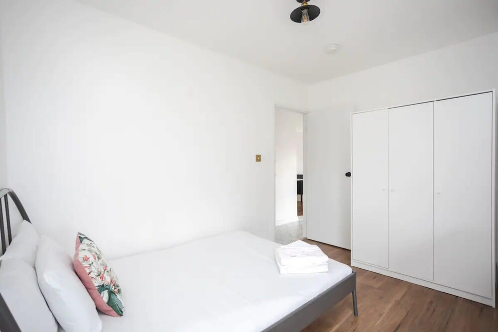 Spacious 4 Bedroom Apartment in Bethnal Green