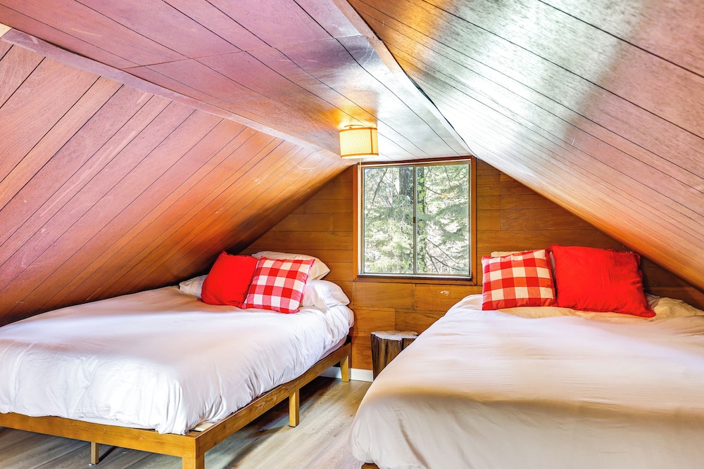 < 2 Blocks to Lake Tahoe: Family Home Near Skiing