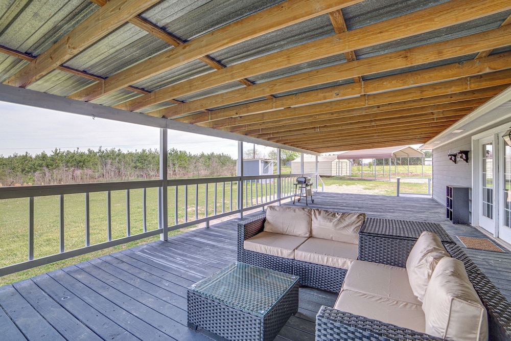 2 Mi to Lake Monticello: Home w/ Large Decks!