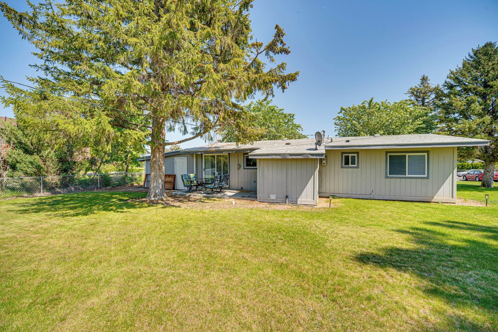 9 Mi to The Gorge: Updated Retreat w/ Yard!