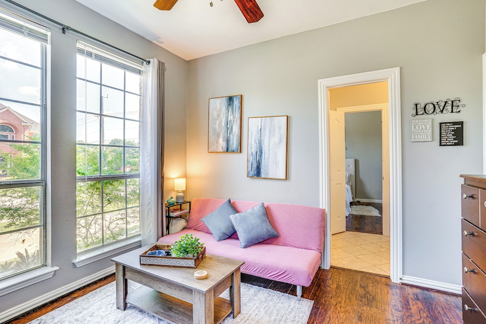 Explore & Unwind: Charming Bedford Apartment