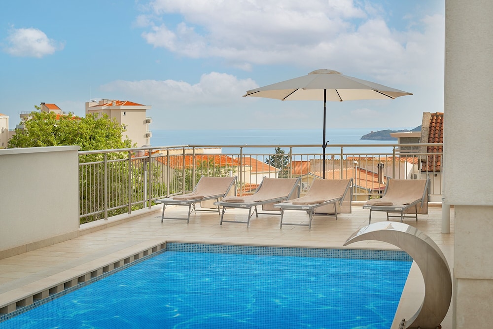 Hotel Larimar - Image 1