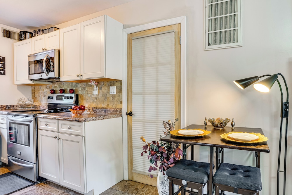 8 Mi to Long Beach: Cozy Apt w/ Fenced Yard!